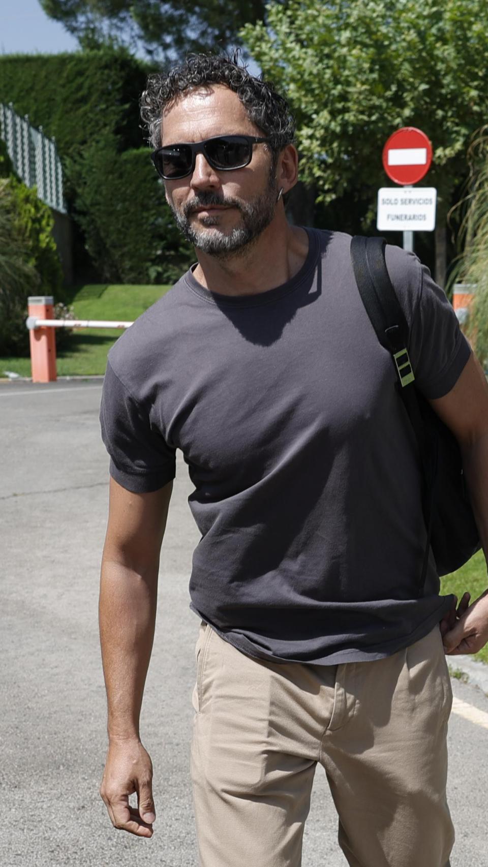 Paco León, este lunes, en el tanatorio.