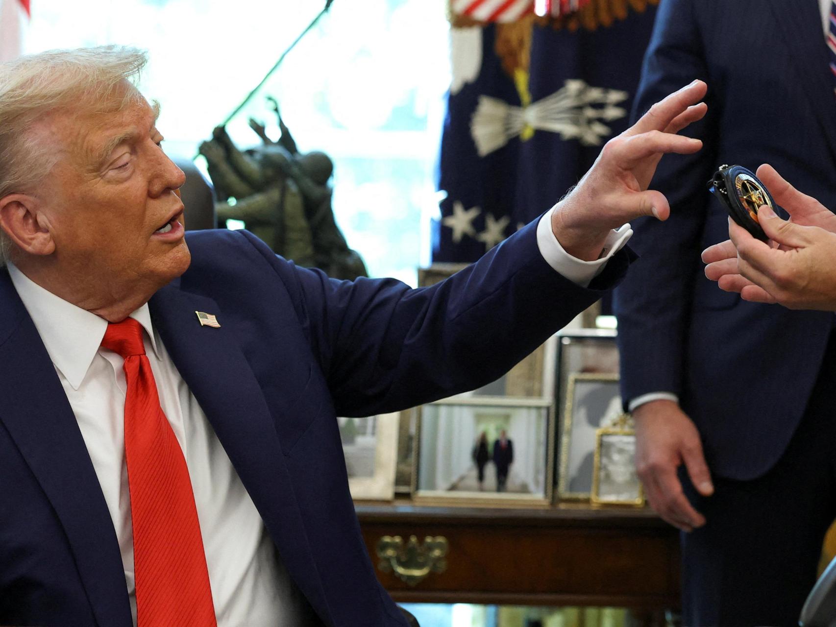 El presidente de Estados Unidos firma órdenes ejecutivas en el Despacho Oval.