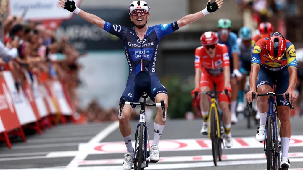 Gaudu celebra la victoria en la tercera etapa de La Vuelta.