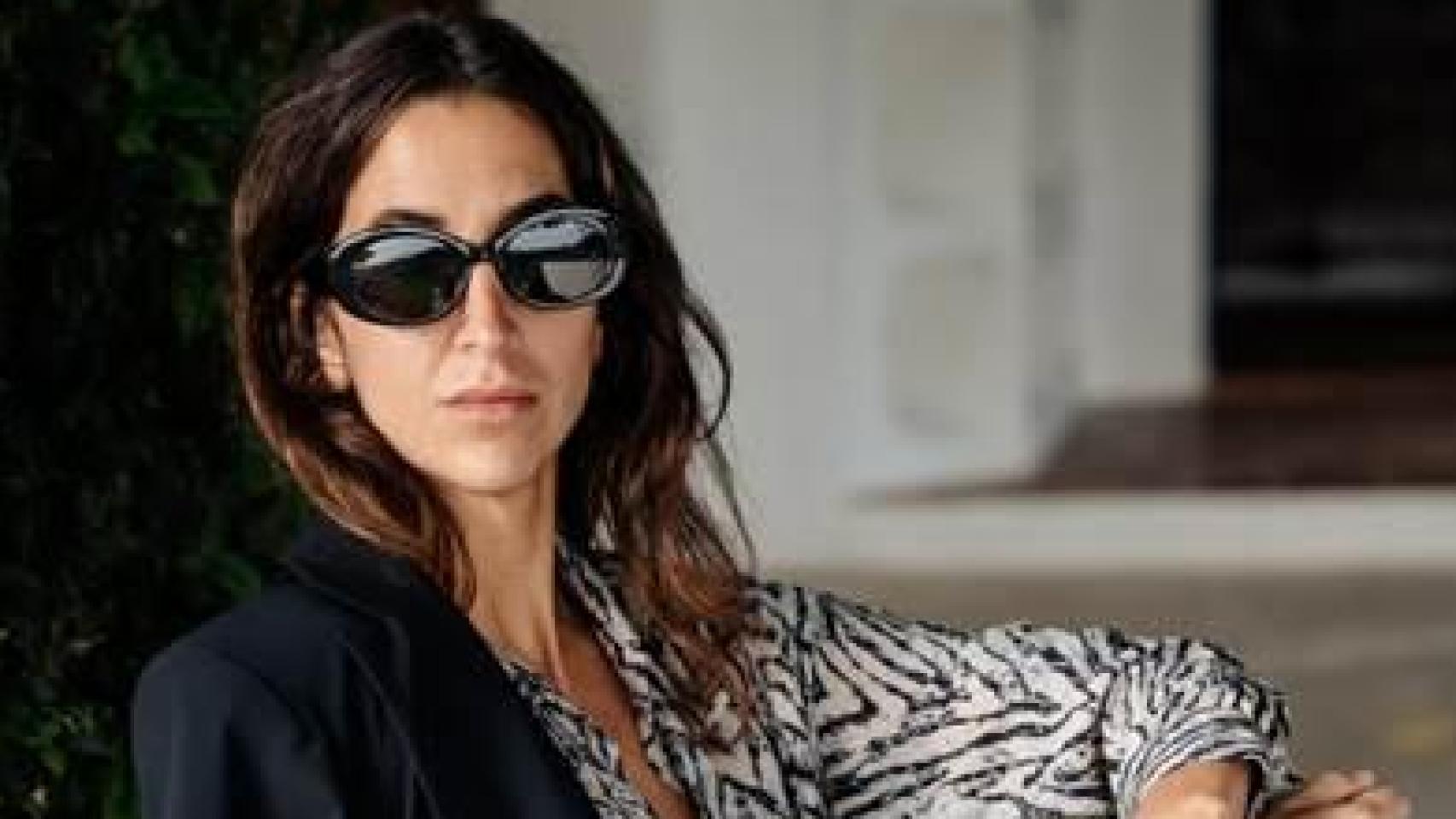 Una modelo luciendo el conjunto 'animal print'.