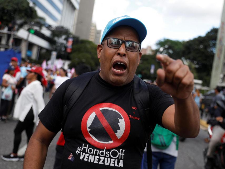 Un simpatizante de Maduro sale en su defensa a mediados de agosto en Caracas.