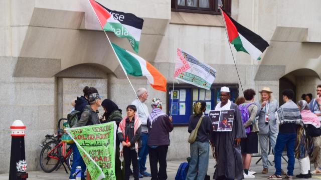 Activistas de Acción Palestina se manifiestan en Londres contra la intervención en Gaza del gobierno de Netanyahu.