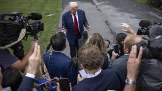 Donald Trump, presidente de Estados Unidos, con representantes de los medios de comunicación.