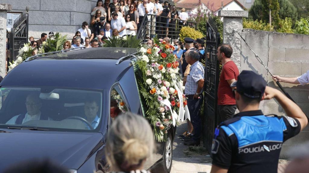 Un policía local de Monforte de Lemos despide el coche fúnebre con el ataúd de su compañero, Eusebio Cuesta.