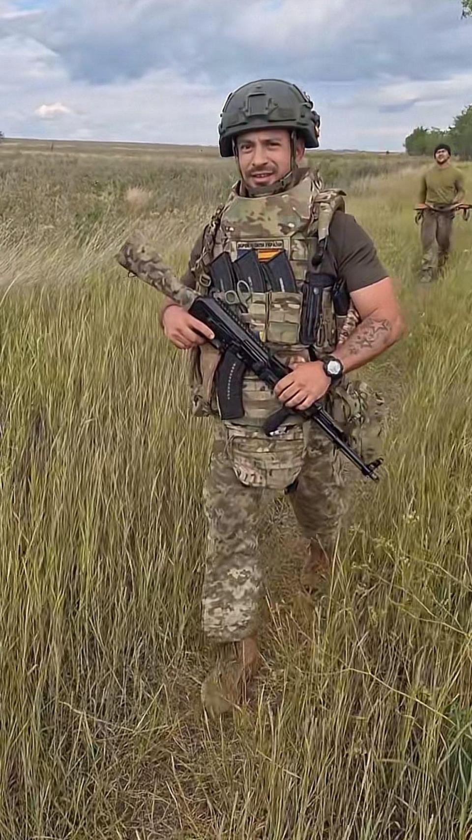 Geraldo, en un vídeo captado por uno de sus compañeros. Saluda, Rocky, le dice, haciendo uso de su nombre de guerra.