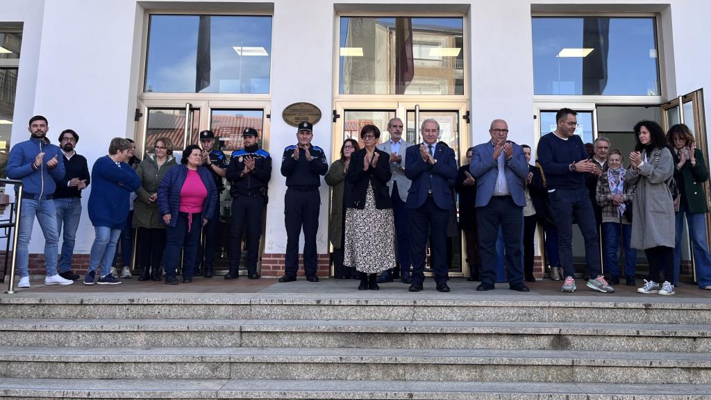 El policía local Eusebio Cuesta, primer agente por la izquierda, en un minuto de silencio frente al Concello de Monforte de Lemos por las víctimas de la dana.