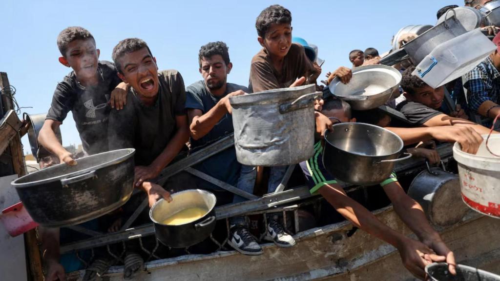 Palestinos esperan recibir comida de un comedor social, en medio de una crisis de hambre, en la ciudad de Gaza, el 24 de julio de 2025.