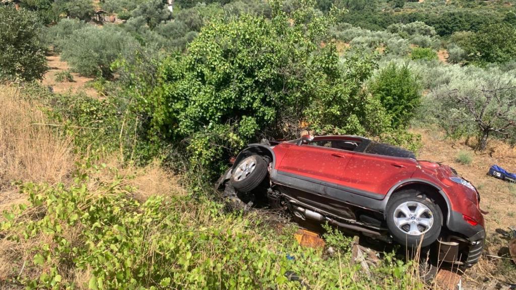 El vehículo volcado en una finca de Mombeltrán.