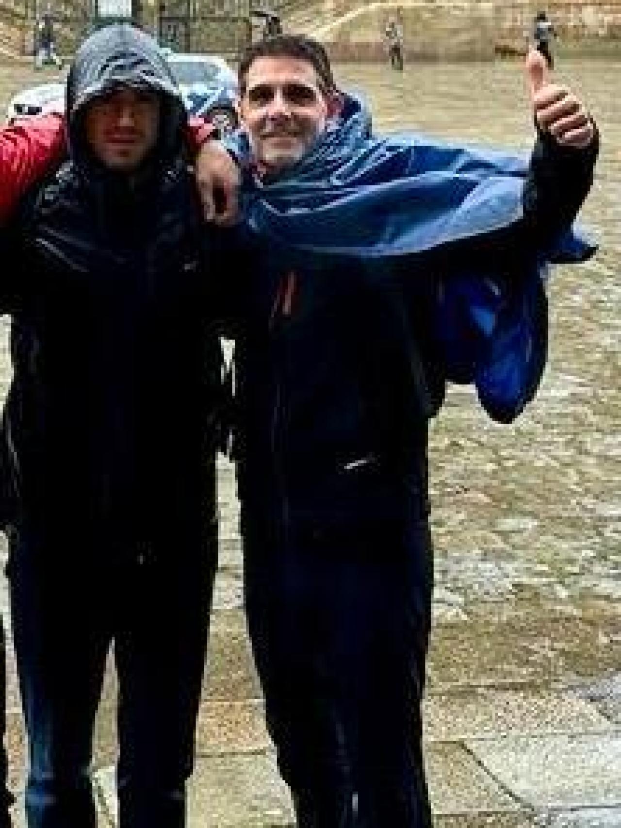 El difunto policía local Eusebio Cuesta (i), en una foto junto a su amigo y compañero Eugenio (d).