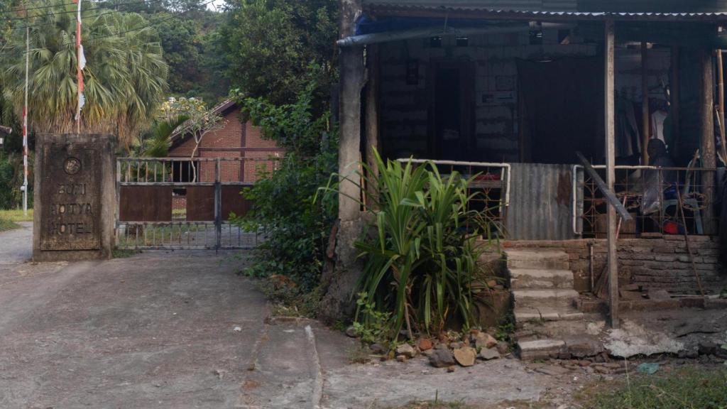 Alrededores del hotel Bumi Aditya cerca de la playa de Senggigi en la isla de Lombok en Indonesia.