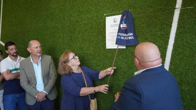 La viuda de Villamisar descubriendo la placa.