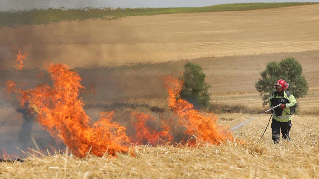 Los bomberos sofocando un fuego en Palencia en imagen de archivo.