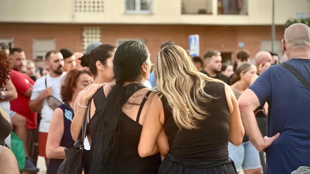 La madre del joven presuntamente asesinado arropada por sus allegados.