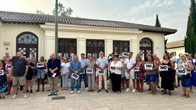 Vecinos y autoridades en la concentración.