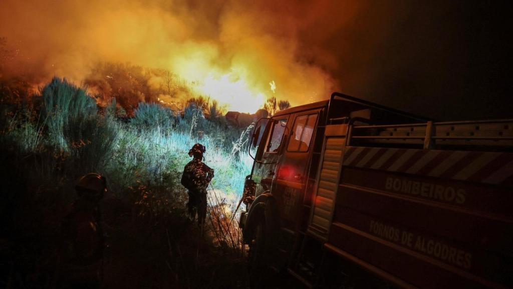 Los bomberos combaten uno de los incendios de agosto en la península ibérica.