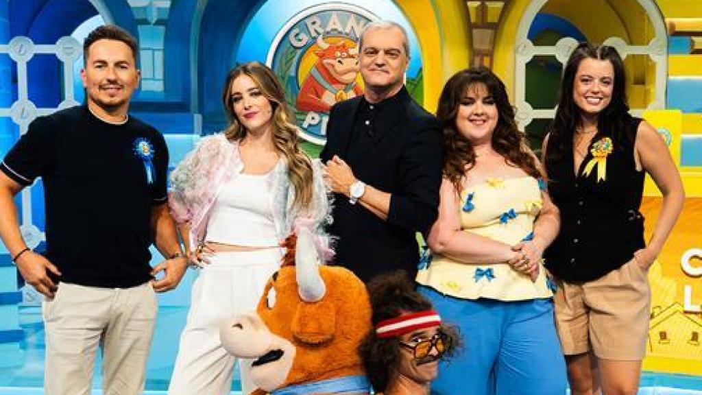 Adriana Torrebejano y Jorge Lorenzo junto al equipo de 'El Grand Prix'.