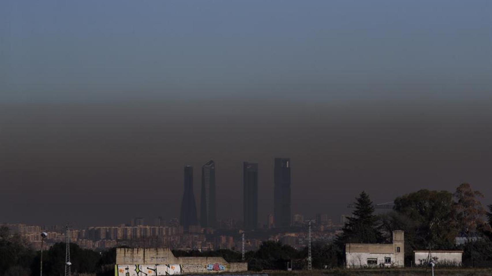 Imagen de archivo de las Cuatro Torres de Madrid con la boina de contaminación.
