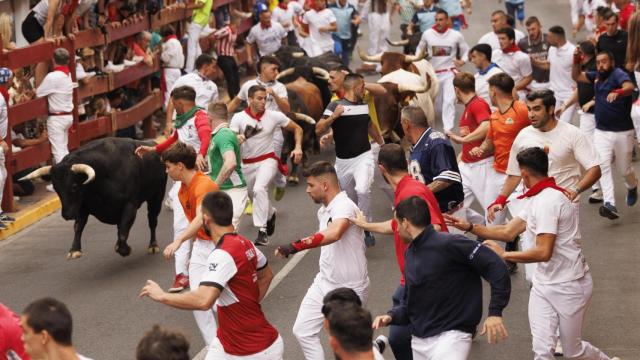 Los mozos corren este lunes durante el primer encierro de San Sebastián de los Reyes.