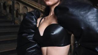 Este otoño vuelve la fuerza a la mirada: la dos tendencias exageradas que han conquistado las pasarelas