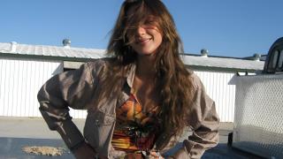 La modelo Bella Hadid luciendo una melena castaña con reflejos sutiles.