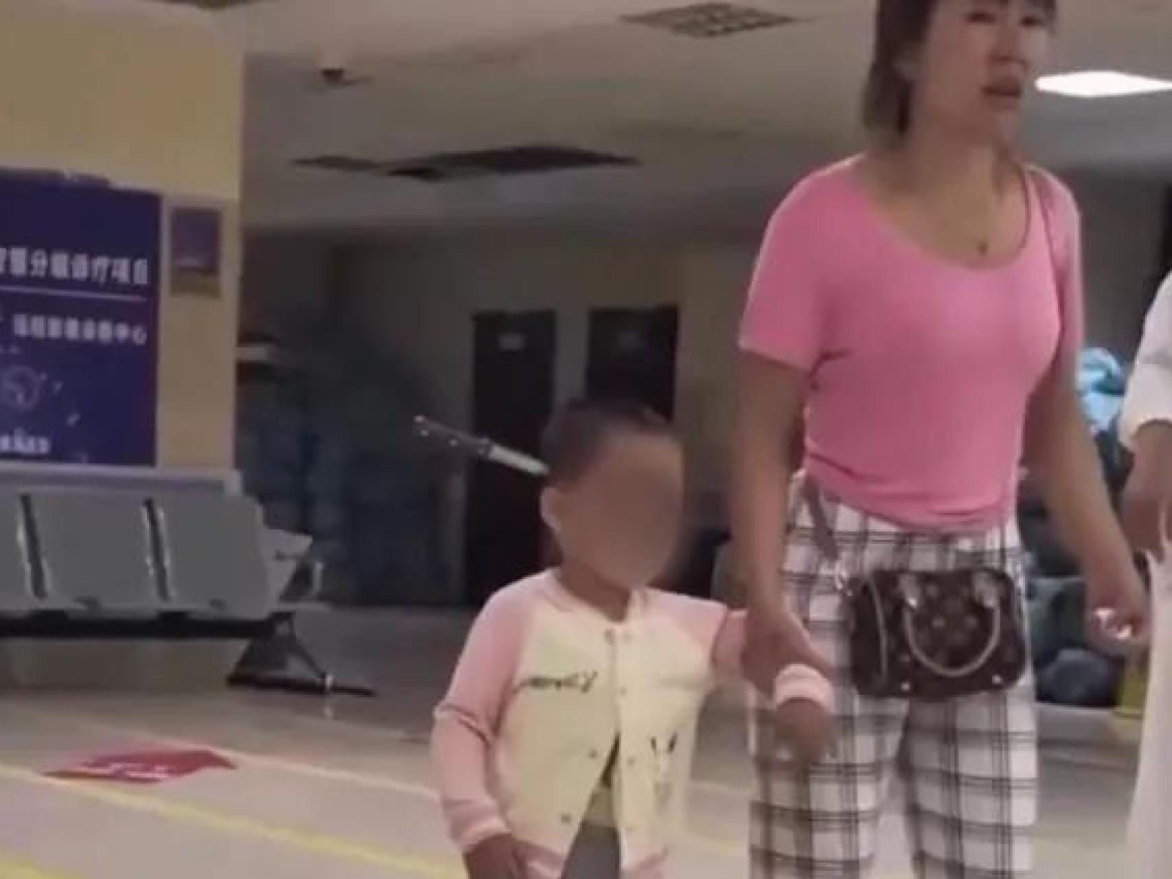 Niña con el cuchillo clavado en la cabeza junto a su madre.