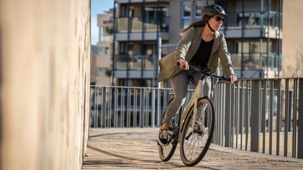 Una bicicleta eléctrica con el motor R900