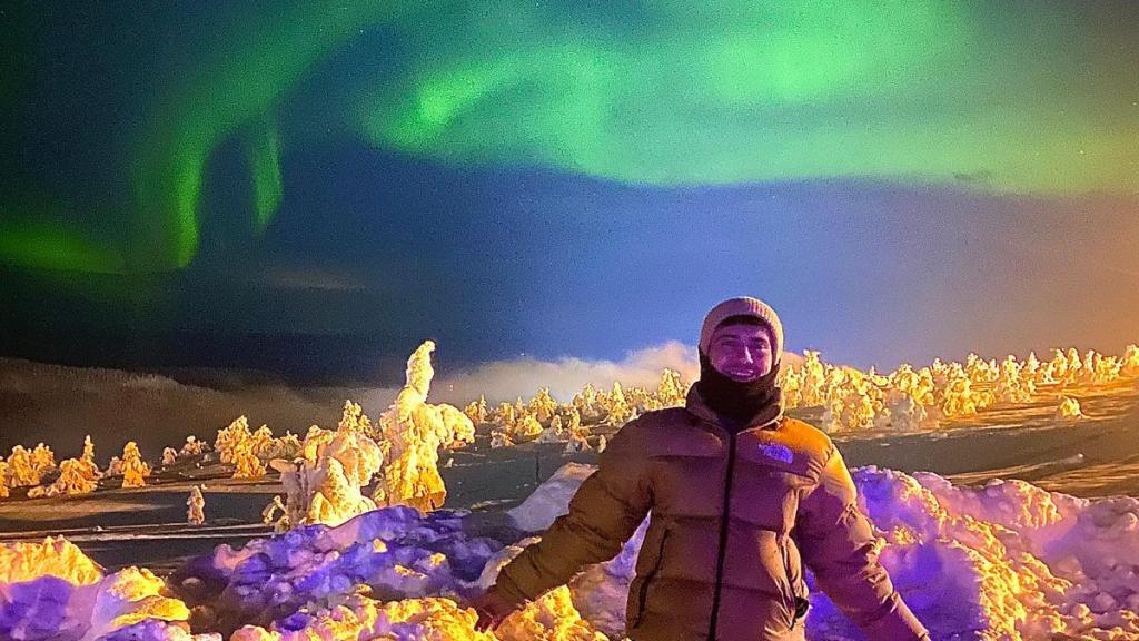 Sergi Gallardo viendo las auroras boreales en Finlandia.