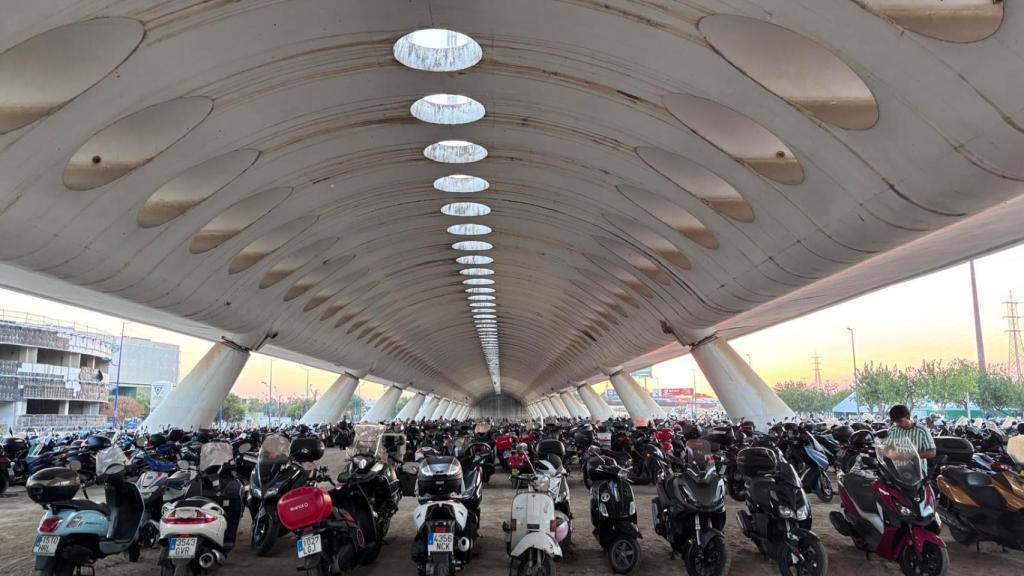 Zona de aparcamiento reservada para motos en La Cartuja.