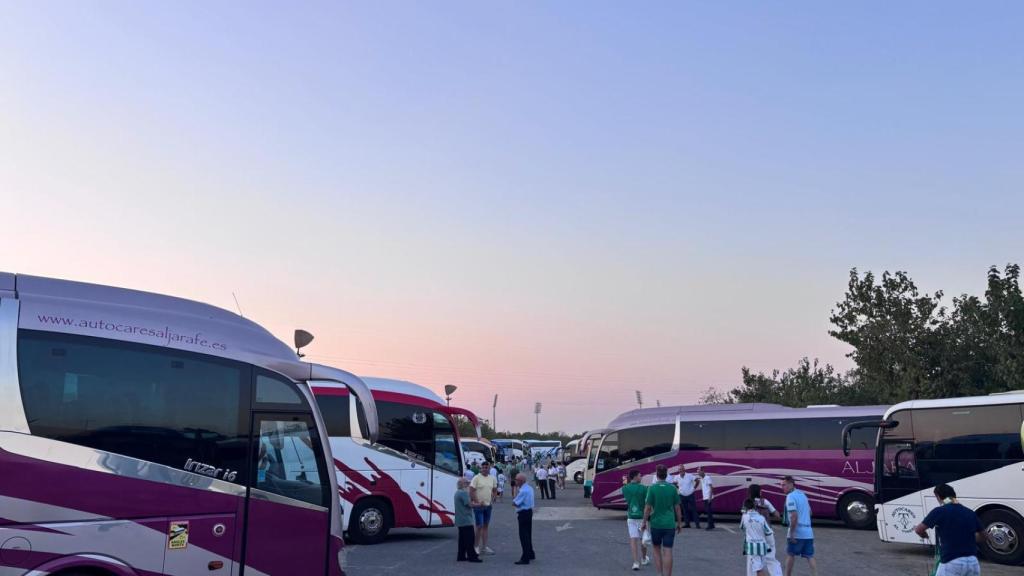 Zona de estacionamiento reservada para autobuses en La Cartuja.