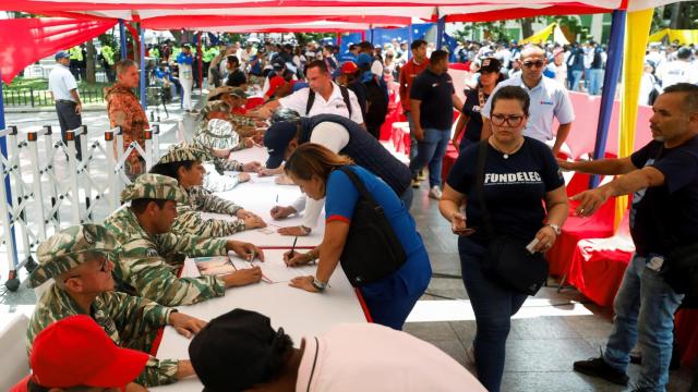 Una pancarta con información sobre la recompensa ofrecida por EEUU por la captura de Maduro, en la frontera venezolana en Táchira.
