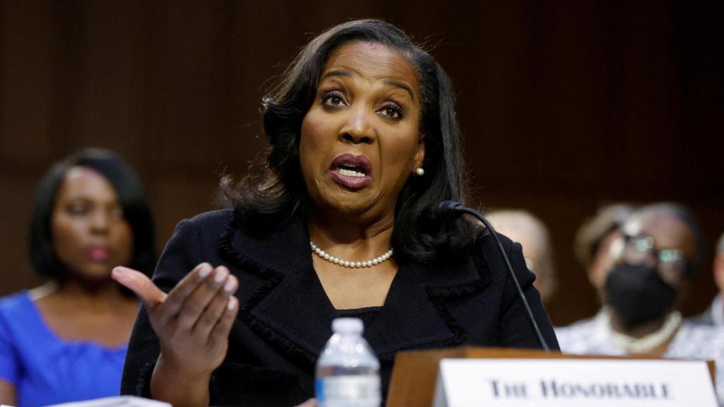 : Lisa Cook testifica ante una audiencia del Comité Bancario del Senado sobre su nominación para ser miembro de la Junta de Gobernadores de la Reserva Federal