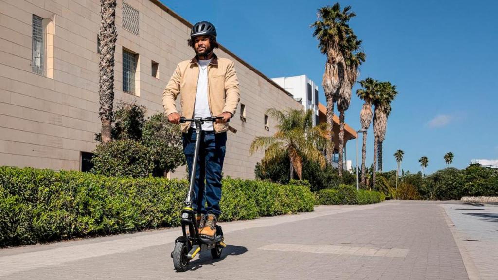 Olvídate de coger la moto para moverte por la ciudad: este patinete eléctrico de Cecotec está homologado y rebajado 70 €