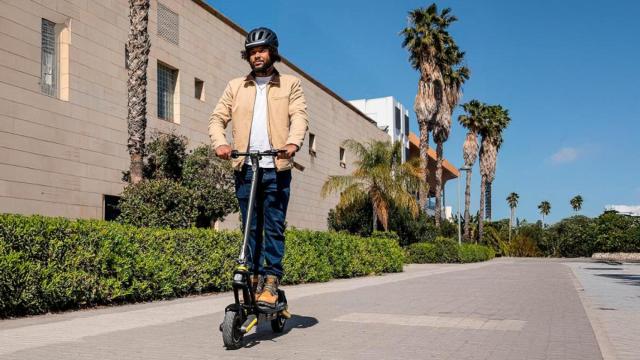 Olvídate de coger la moto para moverte por la ciudad: este patinete eléctrico de Cecotec está homologado y rebajado 70 €