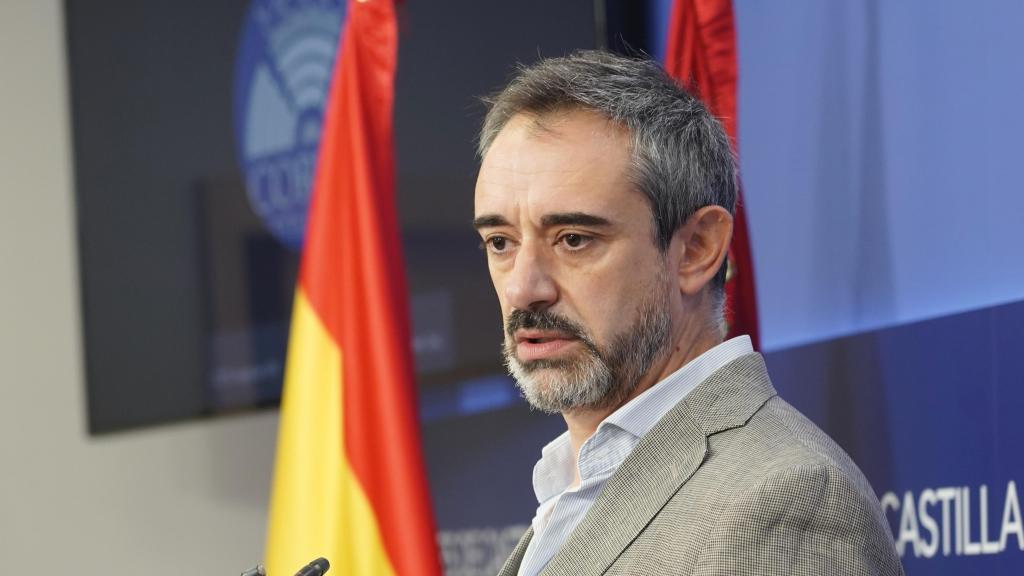 El portavoz de Vox, David Hierro, durante una rueda de prensa en las Cortes de Castilla y León