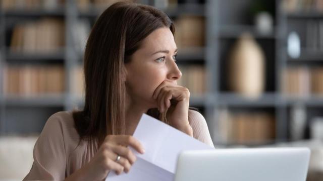 Joven preocupada por problemas financieros.