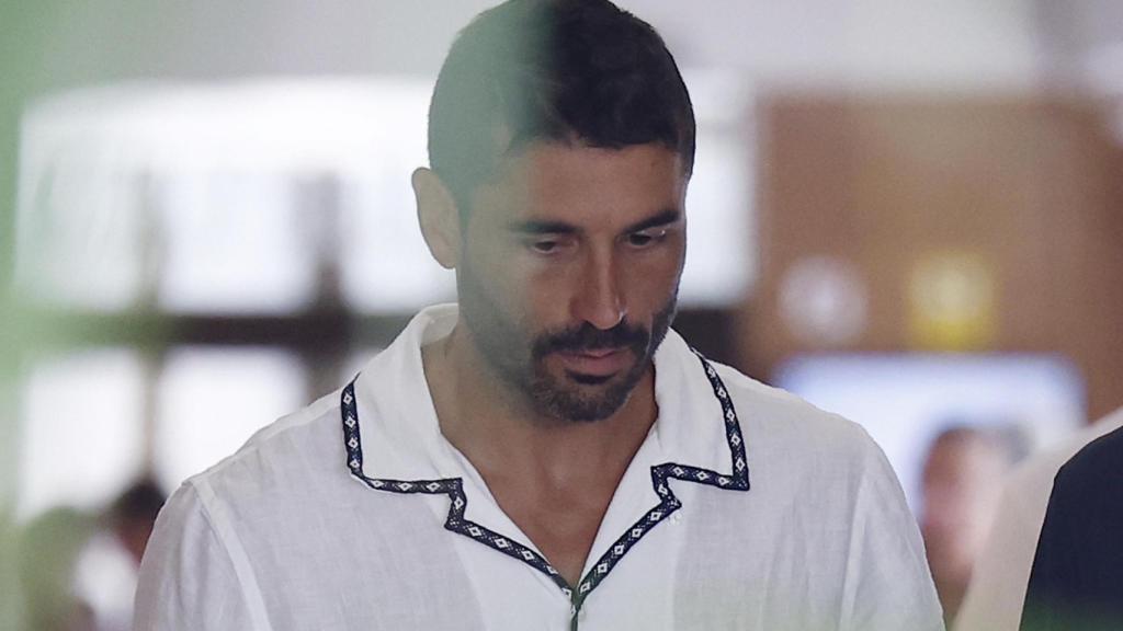 Álex García, en el Tanatorio de La Paz tras la muerte de Verónica Echegui.