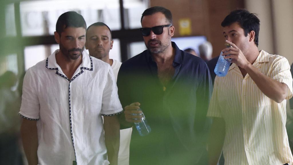 Álex García, junto a dos amigos, en el Tanatorio de La Paz.