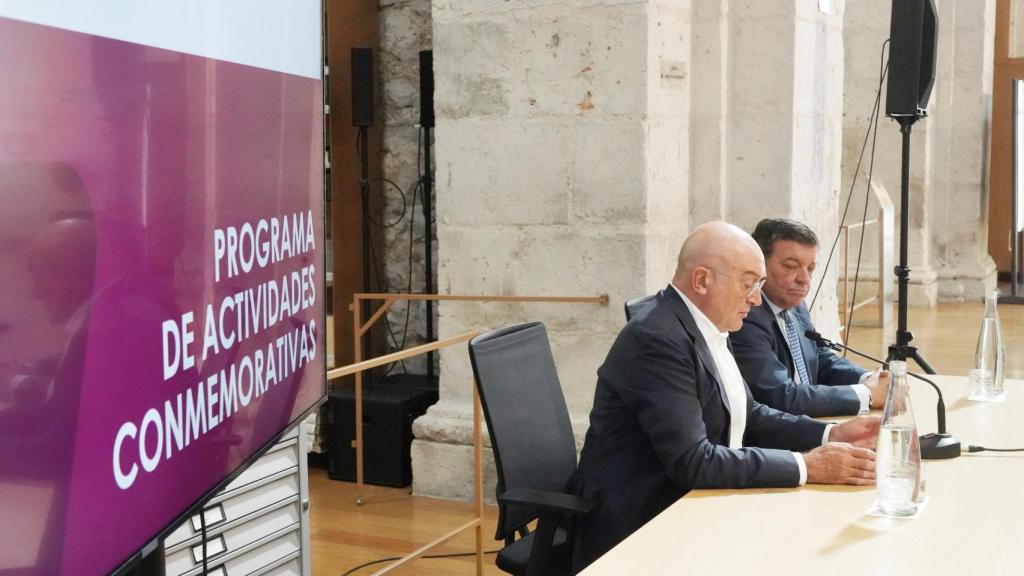 El alcalde de Valladolid, Jesús Julio Carnero, y el consejero de la Presidencia, Luis Miguel González Gago, presentan el programa de actividades conmemorativo del 475 aniversario de la Controversia de Valladolid.