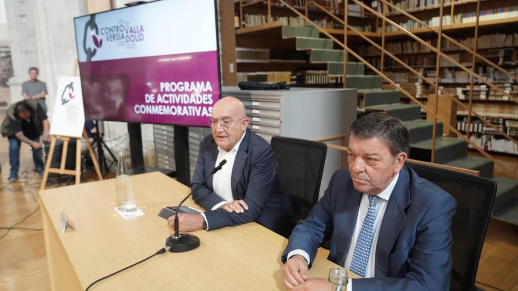El alcalde de Valladolid, Jesús Julio Carnero, y el consejero de la Presidencia, Luis Miguel González Gago, presentan el programa de actividades conmemorativo del 475 aniversario de la Controversia de Valladolid.