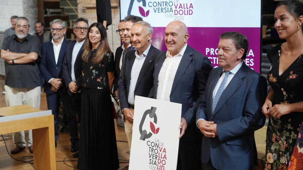 El alcalde de Valladolid, Jesús Julio Carnero, y el consejero de la Presidencia, Luis Miguel González Gago, presentan el programa de actividades conmemorativo del 475 aniversario de la Controversia de Valladolid.