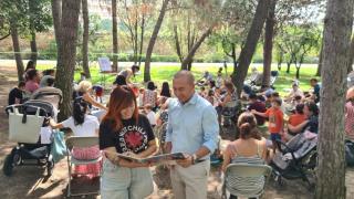 El concejal de Educación, Luis Sánchez, comparte con las familias esta jornada lúdico-educativa