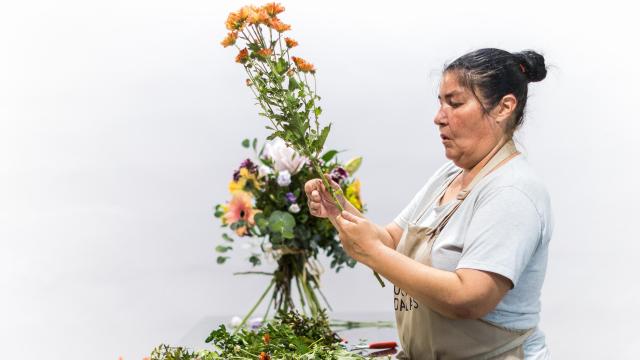 Laura Hernández Huertas ahora cuenta con un empleo estable en Flores Solidarias.