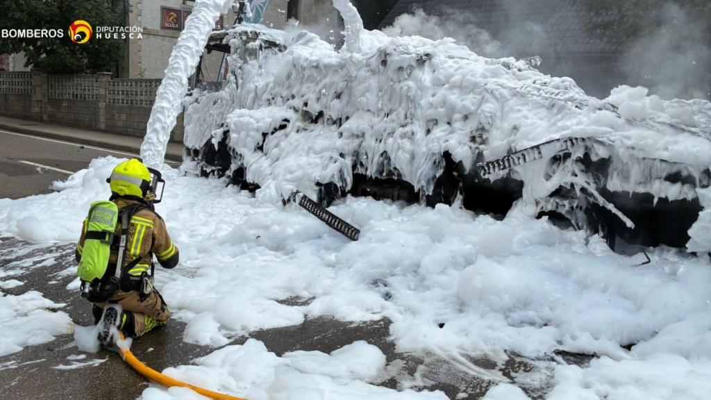 Arde un camión frigorífico en Canfranc