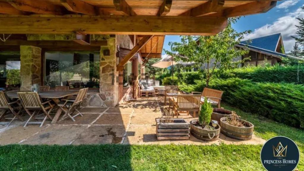 Porche de la vivienda de lujo de San Rafael (Segovia)