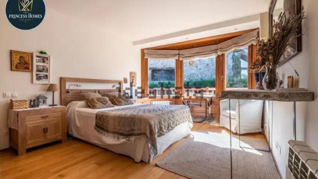 Uno de los dormitorios de la vivienda de lujo a la venta en San Rafael (Segovia)