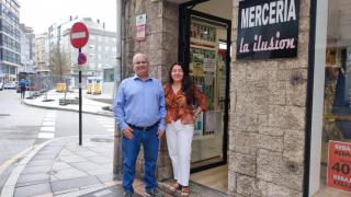 Manuel Martínez y Cleide Dasilva, ante La Ilusión y con la obra de la plaza del mercado al fondo.