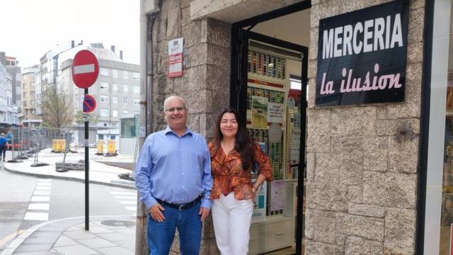 Manuel Martínez y Cleide Dasilva, ante La Ilusión y con la obra de la plaza del mercado al fondo.