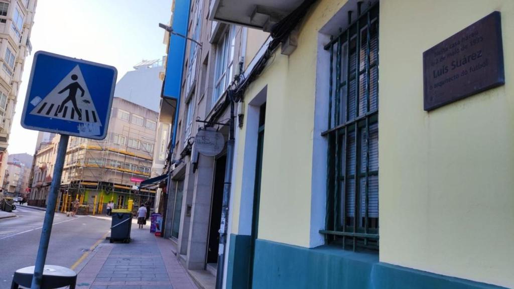 A la derecha, placa que recuerda el nacimiento del futbolista coruñés Luis Suárez en esa casa.