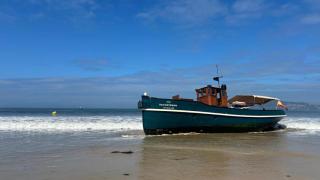 Barco encallado en Playa América.