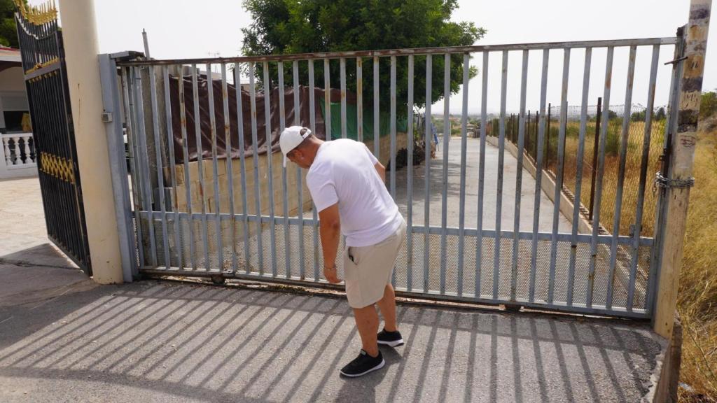 Enyer, amigo de la familia, en la puerta de paso donde fue arrollado Edwin.